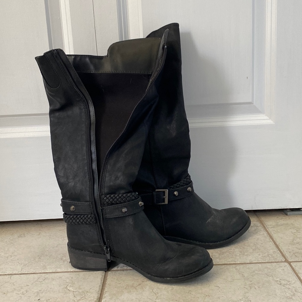 Black tall boot with little heel